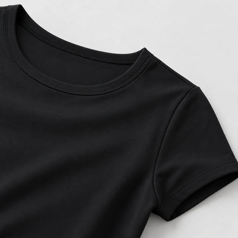 Detalhe da gola redonda e costuras do body em suplex