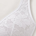 Detalhe do acabamento floral e da borda do Sutiã Auria branco